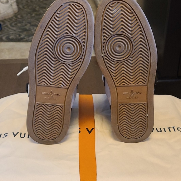 Lv sneakers - Picture 3 of 9